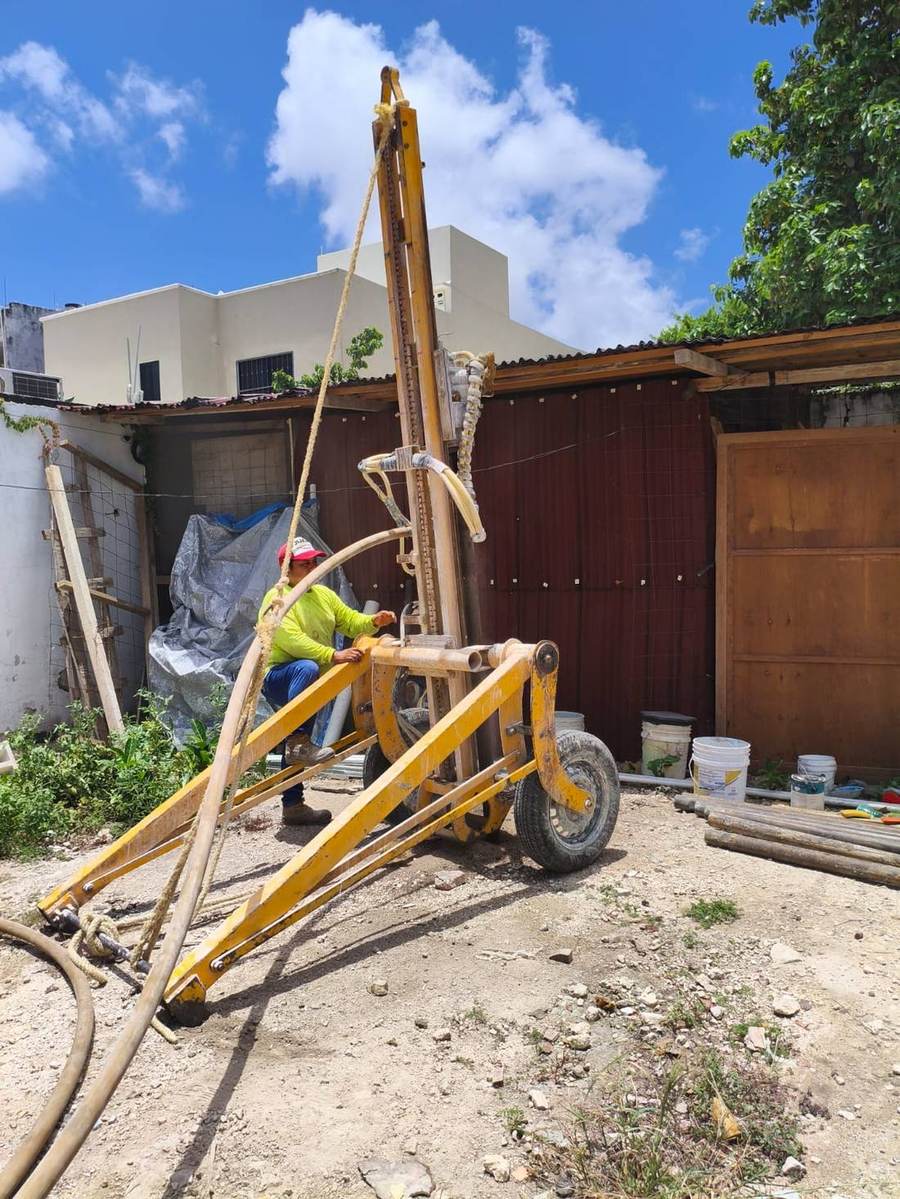Equipo de sondeo en terreno residencial — Zamaji