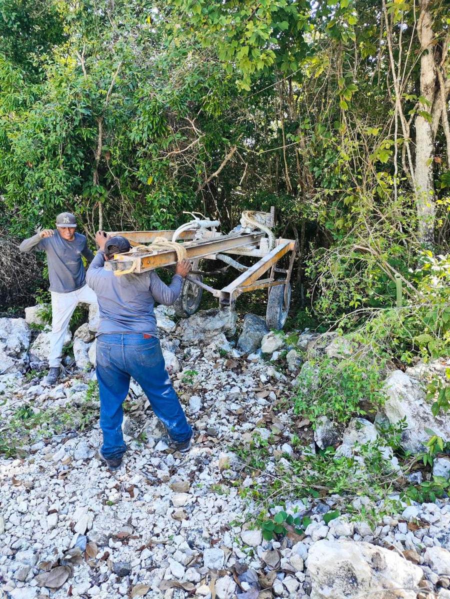 Traslado de equipo en terreno dificil — Zamaji